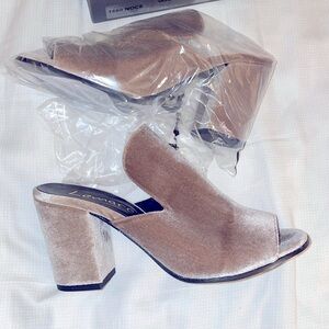 NWT Lemare Noce Velvet Mules size 8.5